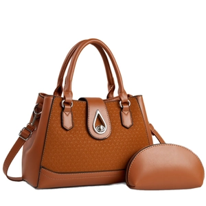 Ensemble de sacs à main marron en similicuir avec texture tressée et détails argentés sur blanc