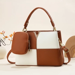 Sac seau chic bicolore marron et blanc en cuir grainé avec détail décoratif en V