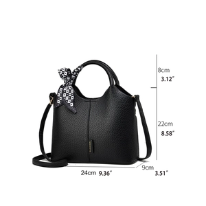 Detailed size chart of black bucket bag with dimensions in cm and inches for reference