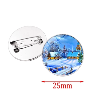 Broche en verre de 25mm avec maison enneigée de Noël et base en métal argenté poli