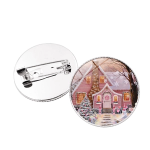 Broche scène de neige de Noël avec dôme en verre et base en métal argenté brillant