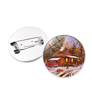 Détail de la broche chalet de Noël montrant le dôme en verre et l'épingle au dos