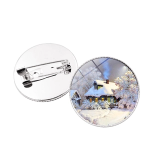 Broche de Noël avec cabane sous la neige, dôme en verre et base en métal durable