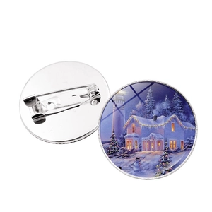Broche de Noël ronde avec décor de chalet sous la neige et épingle en métal argent