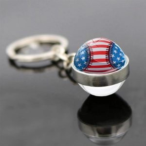Détail du porte-clés de baseball avec motif drapeau USA sur fond noir avec reflet élégant