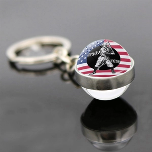 Vue macro d'un porte-clés pendentif de baseball avec drapeau et silhouette de frappeur