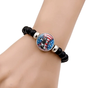 Baseball-Perlenarmband mit US-Flaggen-Glasanhänger am Handgelenk auf weißem Hintergrund