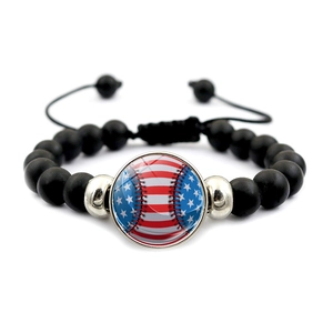 Detail eines Baseball-Armbands mit mattschwarzen Perlen und US-Flaggen-Glasanhänger