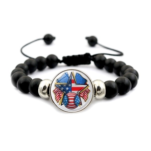 Detail eines verstellbaren schwarzen Perlenarmbands mit US-Flaggen-Baseball-Cabochon