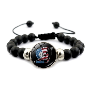 Makro-Detail von 2023 Baseball-Perlenarmband mit US-Flaggen-Glasanhänger und Kordelzug