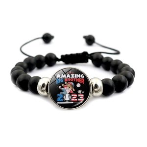 Detail eines Baseball-Armbands mit US-Flaggen-Anhänger und verstellbarer Kordel