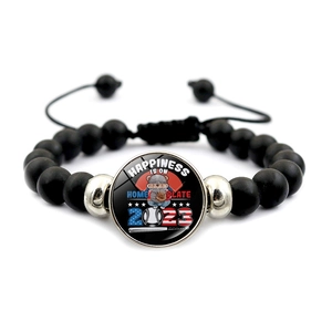 Detail eines Baseball-Armband mit US-Flaggen-Anhänger und verstellbarem Band
