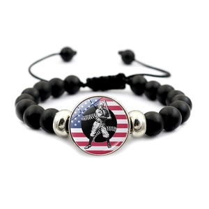 Detailansicht des US-Flaggen-Baseball-Anhängers an einem schwarzen Perlenarmband