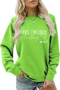Gros plan détaillé du texte Yes I'm Cold sur un sweat-shirt à col rond vert vif
