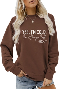 Gros plan de l'imprimé blanc sur un sweat-shirt épais marron foncé à col rond