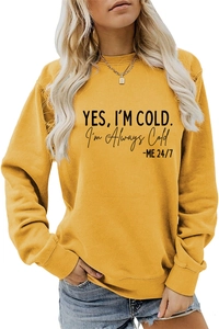Détail du sweat-shirt jaune gingembre avec l'imprimé artistique YES I'M COLD sur le devant