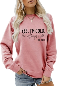 Détail du sweat rose avec inscription Yes I'm Cold et finitions des poignets côtelés