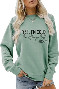 Détail du sweat-shirt vert sauge avec poignets côtelés et slogan Yes I'm Cold imprimé