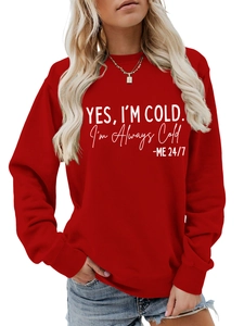 Gros plan sur l'imprimé blanc et les poignets côtelés du sweat-shirt rouge