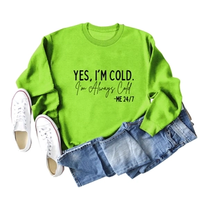 Vue à plat d'un sweat vert néon avec slogan et d'un jean bleu délavé