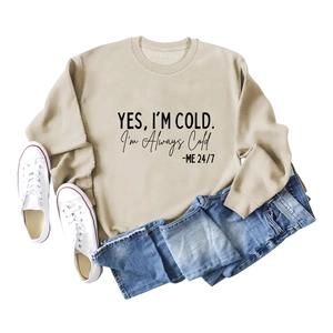 Sweat kaki avec texte imprimé, short en jean et baskets blanches en vue à plat