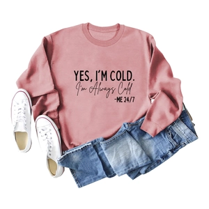 Sweat rose col rond avec imprimé 'YES I'M COLD' assorti à un jean et baskets blanches