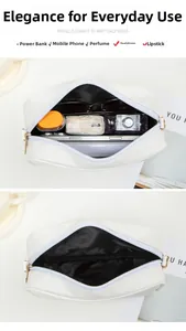 Vue détaillée du sac à bandoulière blanc brodé montrant la capacité de rangement intérieur