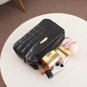 Sac bandoulière noir matelassé avec fermeture éclair et grande capacité pour les essentiels