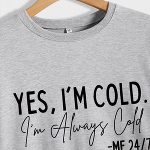 Sweat gris avec slogan imprimé Yes I'm Cold suspendu sur un cintre en bois