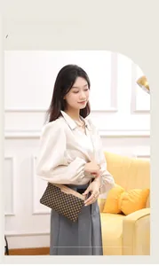 Elegante borsa a tracolla a scacchi con catena dorata e placca metallica del logo