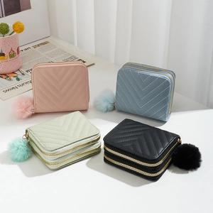 Portefeuille Court Femme Cuir Synthétique Compartiments Zippés Matelassé En V Porte-Monnaie Pompon Sac À La Mode
