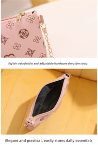 Détail du sac bandoulière rose avec chaîne dorée amovible et doublure intérieure