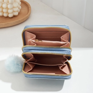 Petit portefeuille bleu clair brodé avec compartiments multiples et pompon décoratif