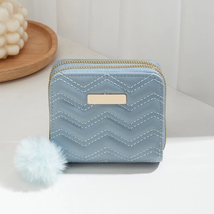 Petit portefeuille bleu clair pour femme avec matelassage ondulé et pompon doux