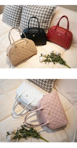 Détail de sacs à main Boston matelassés en cinq couleurs avec finitions florales dorées