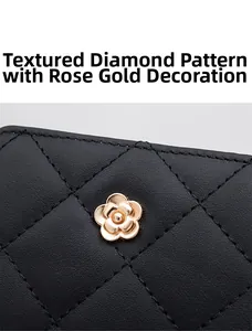 Dettaglio della trama in pelle nera trapuntata con decoro a fiori in oro rosa