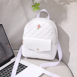 Mini sac à dos matelassé blanc avec élégante rose en métal rose et poche avant