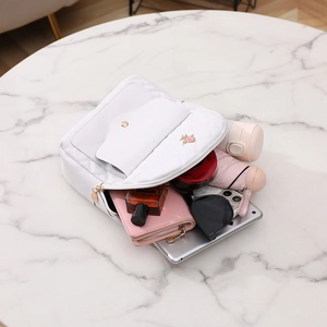 Sac à dos blanc matelassé en similicuir avec détail rose et grande capacité