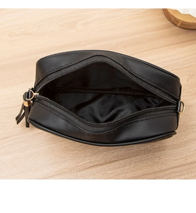 Draufsicht auf die Innenseite der schwarzen PU-Leder-Tasche mit goldener Hardware