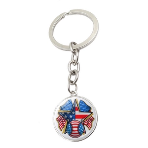 Vue macro d'un porte-clés argenté avec motif de drapeau américain et baseball