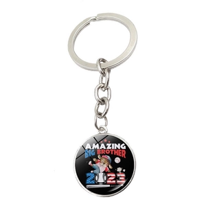 Détail du porte-clés baseball en métal avec pendentif Amazing Big Brother 2023 en verre