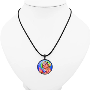 Collana con ciondolo divinità indù e cordino nero su espositore da collo bianco