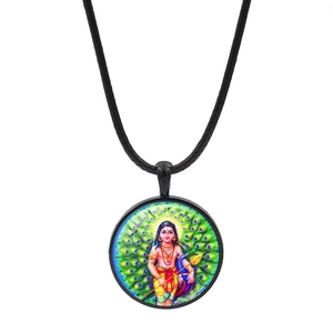 Collana con ciondolo in vetro del dio indù Murugan e cordino nero con motivo a pavone