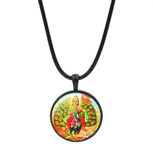 Dettaglio del ciondolo Murugan con vivace illustrazione del pavone e cordoncino nero