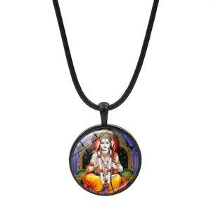 Dettaglio del ciondolo a cupola in vetro dio indù Lord Rama con collana in corda nera