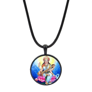 Dettaglio del ciondolo tondo con la dea Saraswati su cordino in pelle nera