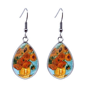 Vue détaillée des boucles d'oreilles goutte avec le motif Tournesols de Van Gogh