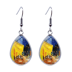 Détail de boucles d'oreilles goutte avec impression Van Gogh Terrasse de café le soir
