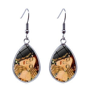 Détail des boucles d'oreilles goutte en verre avec le motif Le Baiser de Gustav Klimt