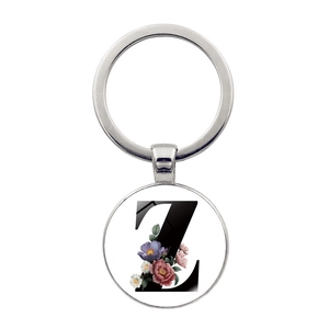 Détail du porte-clés en métal avec lettre Z ornée de fleurs et finition polie brillante